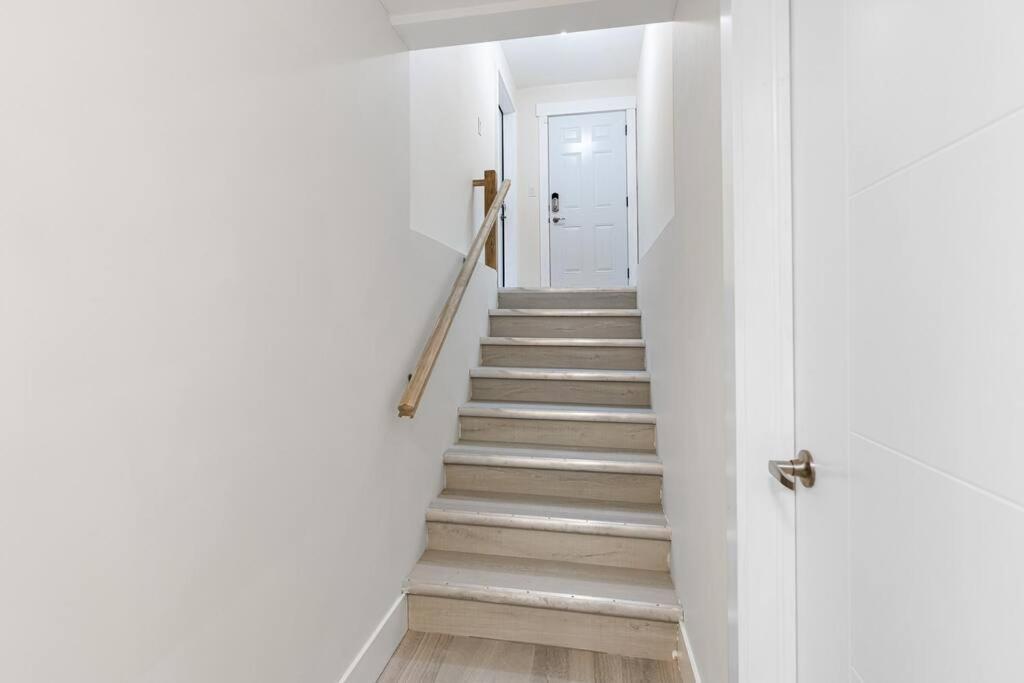 Beautiful 1 Bedroom Apartment - Private Entrance Moncton Exterior foto